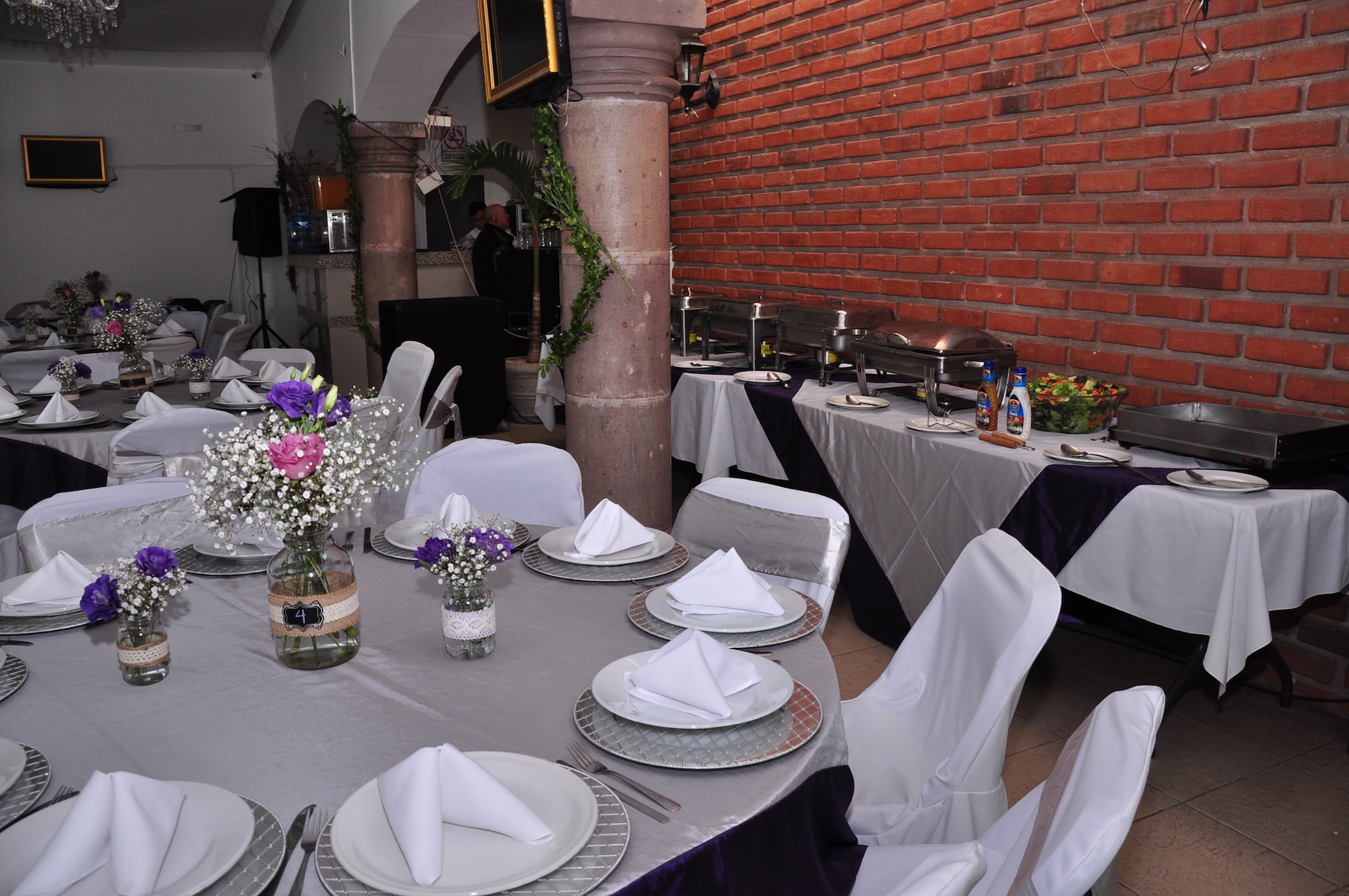 La mesa con buffet ofrece diferentes opciones de comida para los invitados.
