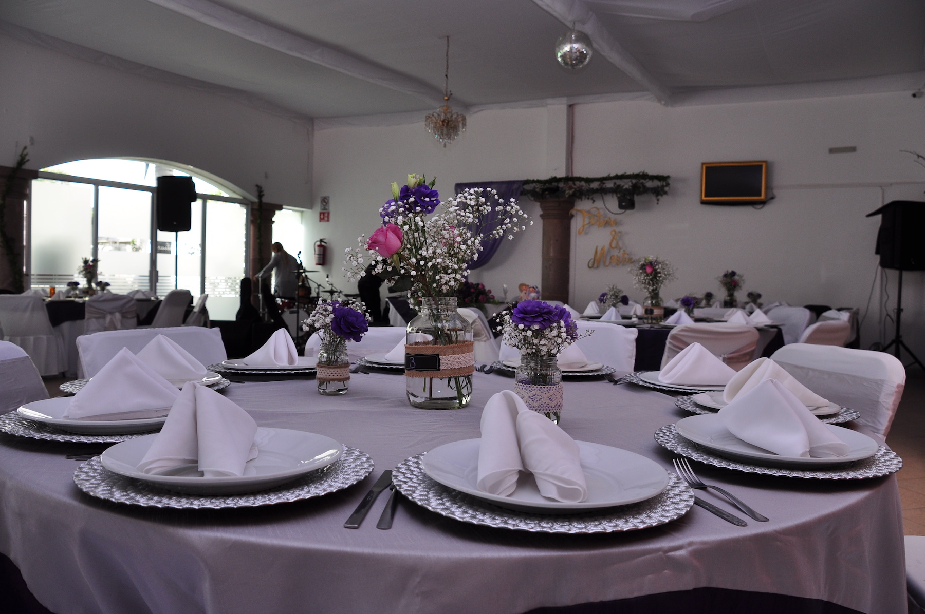 Mesa redonda para 10 personas, con bonito centro de mesa.